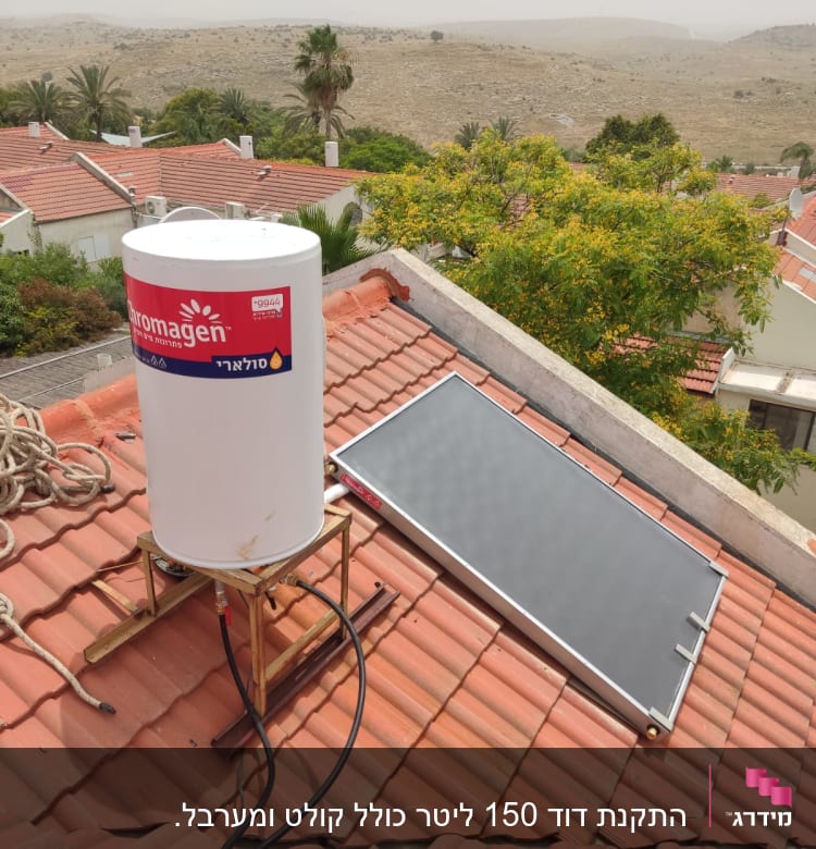 דוד שמש וקולטן על גג רעפים אדום